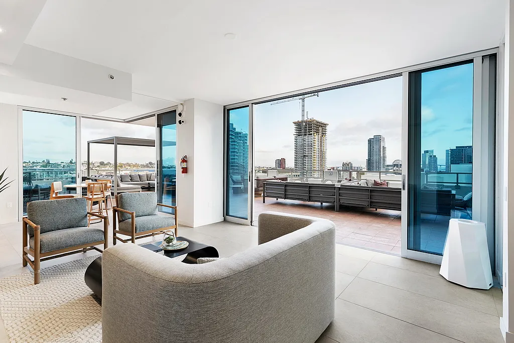 Vantage Pointe — Photo 2