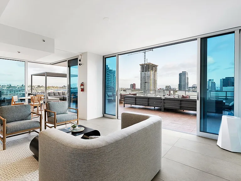 Vantage Pointe — Photo 2