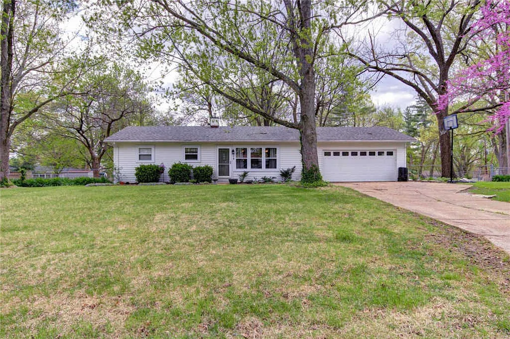 804 Ganahl Dr photo 1