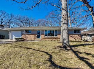 1320 Banbury Rd, Mundelein, IL 60060