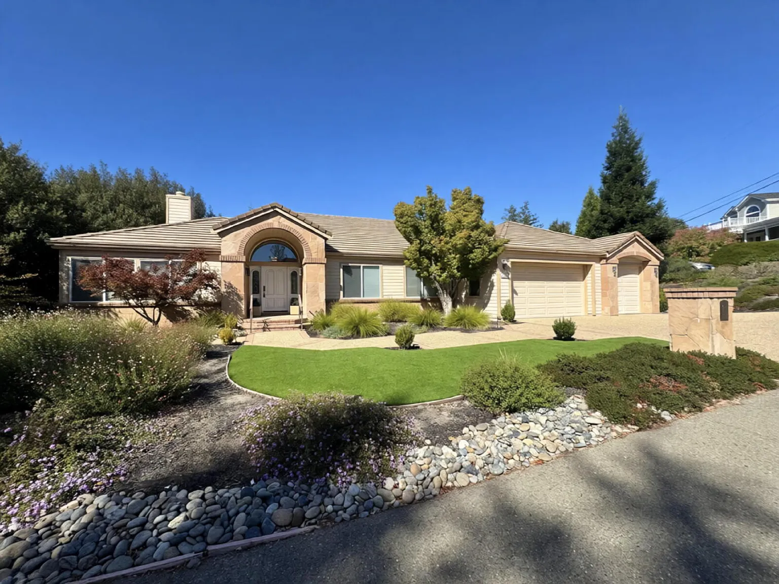 3 bed, 2.0 bath, 3208 sqft, $7,500 — Photo 4