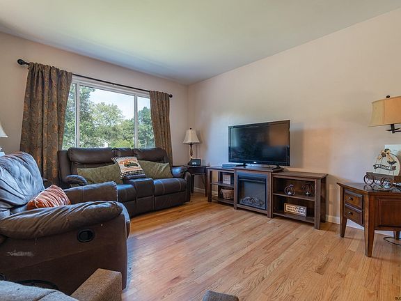4th image of 21 Cedar Ln