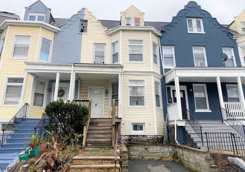 1st image of 202 N Maple Ave