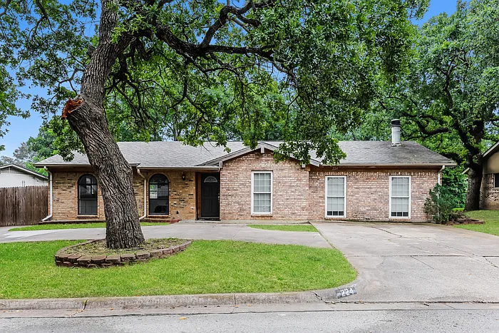 224 NE Michael Dr — Photo 1