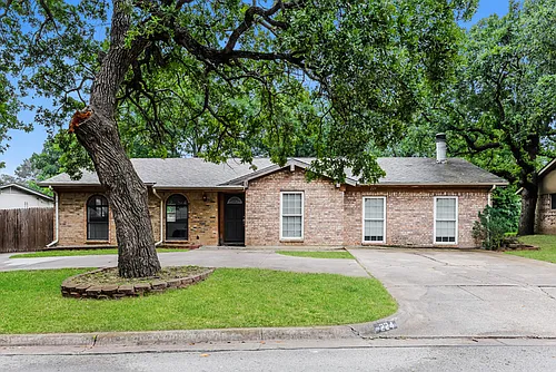 224 NE Michael Dr Photo 1