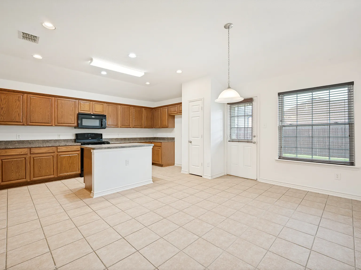 3 bed, 2082 sqft, $2,150 — Photo 2