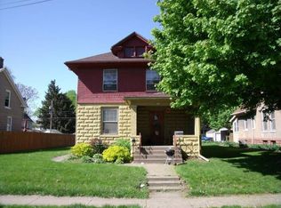 240 1/2 S Pine St, Davenport, IA 52802