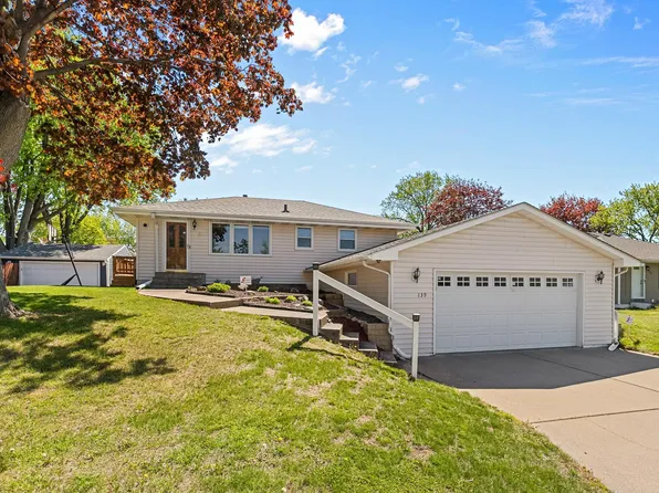 139 Greenway Ave N, Oakdale, MN 55128