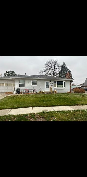 1st image of 513 13th Ave W