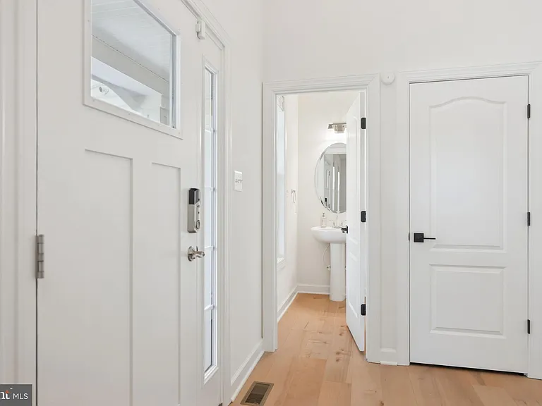301 Kingdom Dr — Photo 28