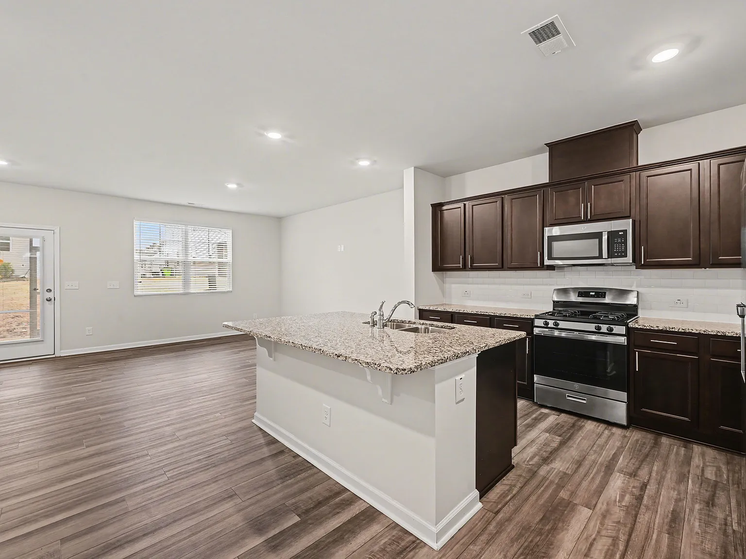 3 bed, 2.5 bath, 1785 sqft, $2,050 — Photo 4