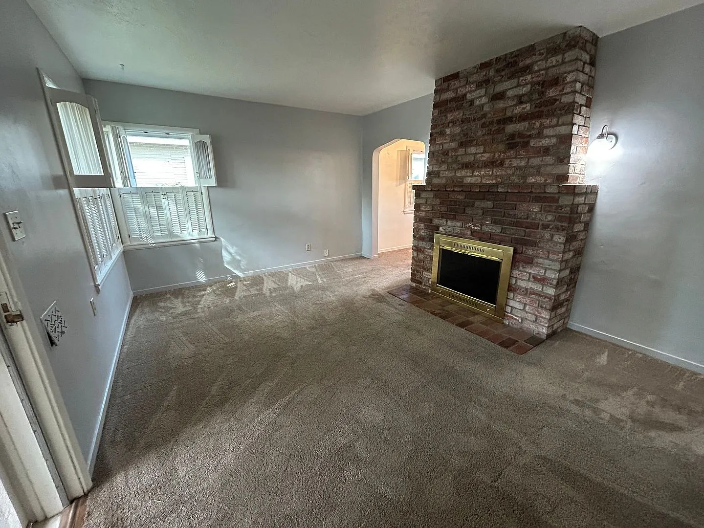 2Bx1B Home Near Curtis Park Avaialbe Now! — Photo 3