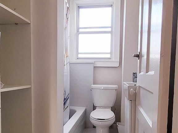 4th image of 2378 Saint Clair Ave W #3