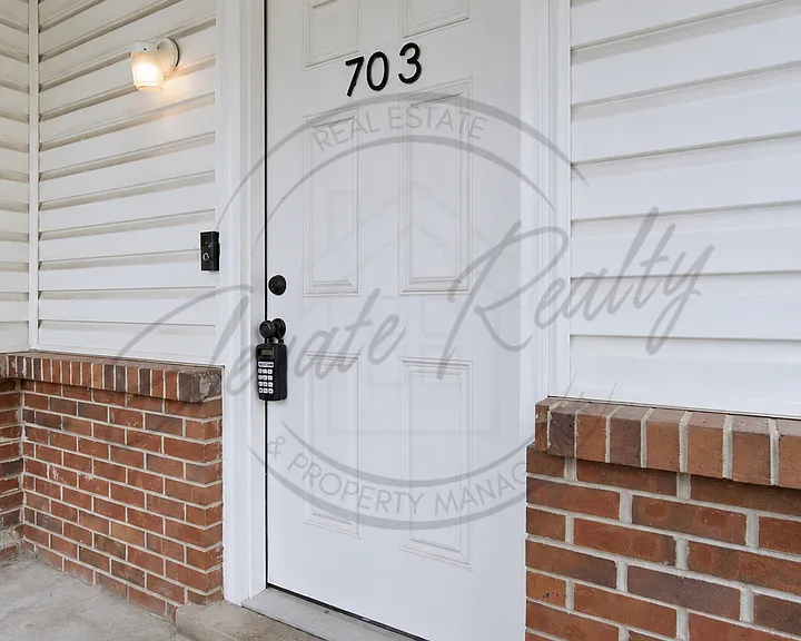 703 Linden Grn — Photo 4