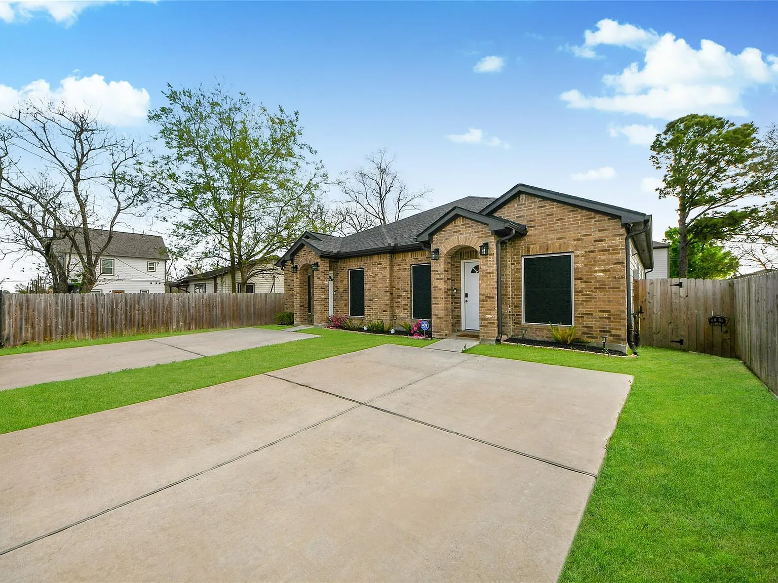 3 bed, 2.0 bath, 2520 sqft, $1,800 — Photo 3
