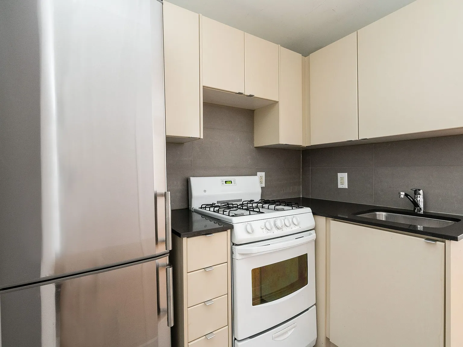 160 Huron Street — Photo 1