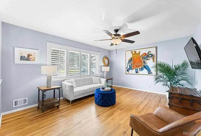 Living room prior, bright and open