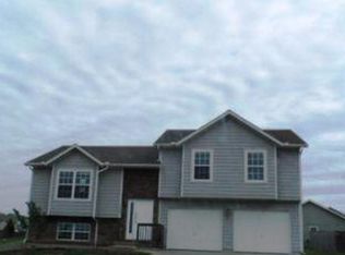 121 Rawlings Dr, Tonganoxie, KS 66086