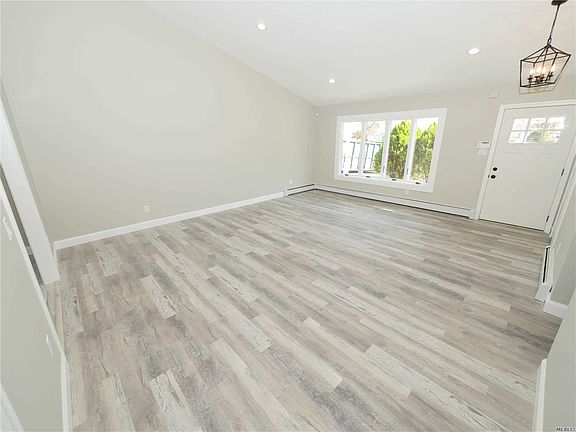 3rd image of 20 Sugarbush Ln