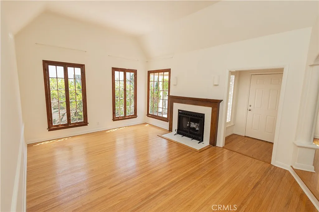 4 bed, 2349 sqft, $9,500 — Photo 4