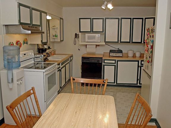 Eat-in Kitched with large pantry