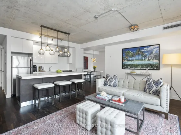 75 Portland St #722, Toronto, ON M5V 2M9
