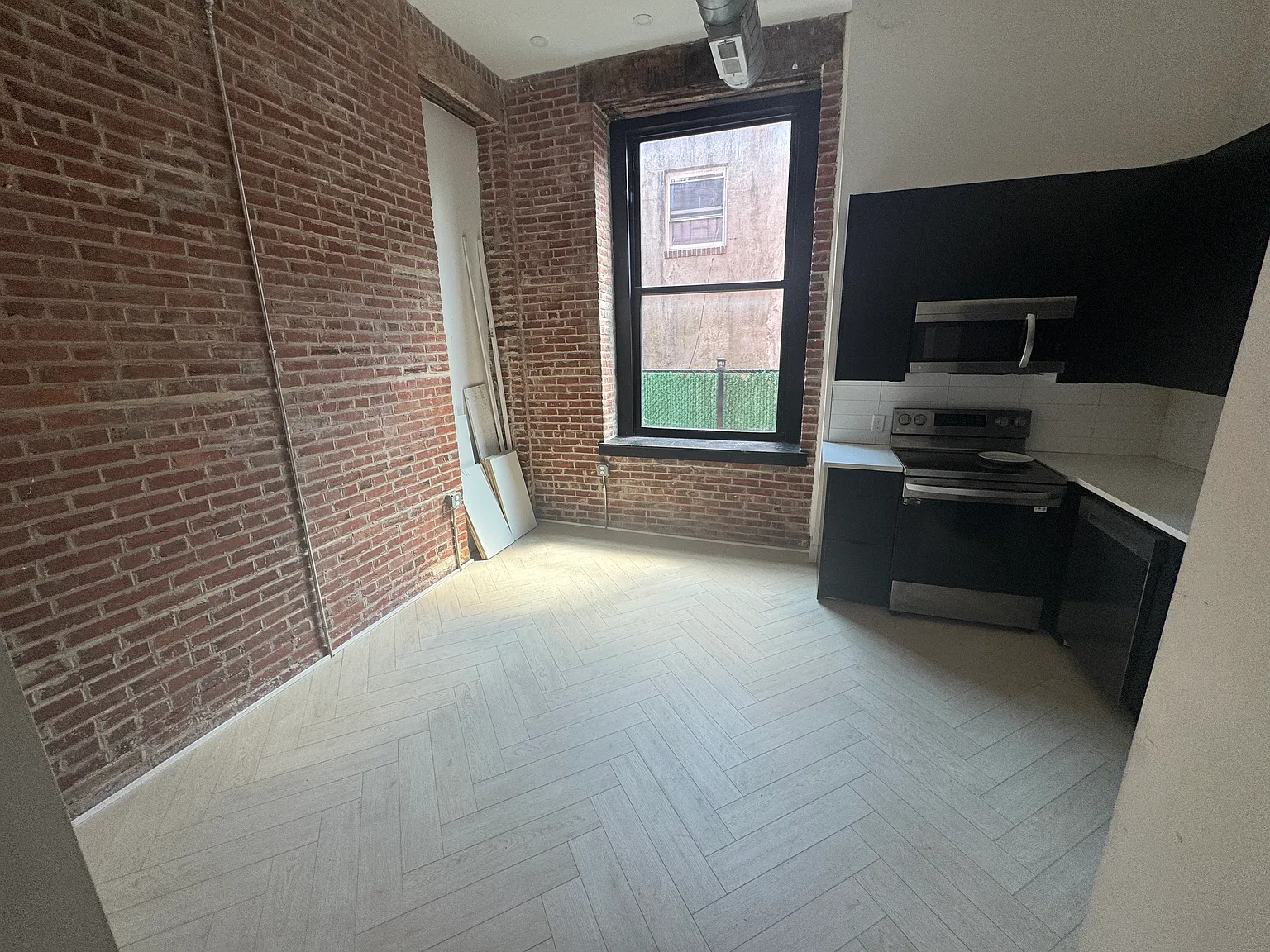 1 bed, 650 sqft, $1,300 — Photo 2