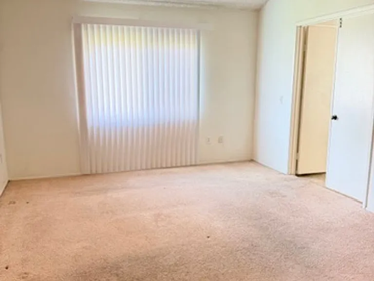 812 Plaza Flora — Photo 12