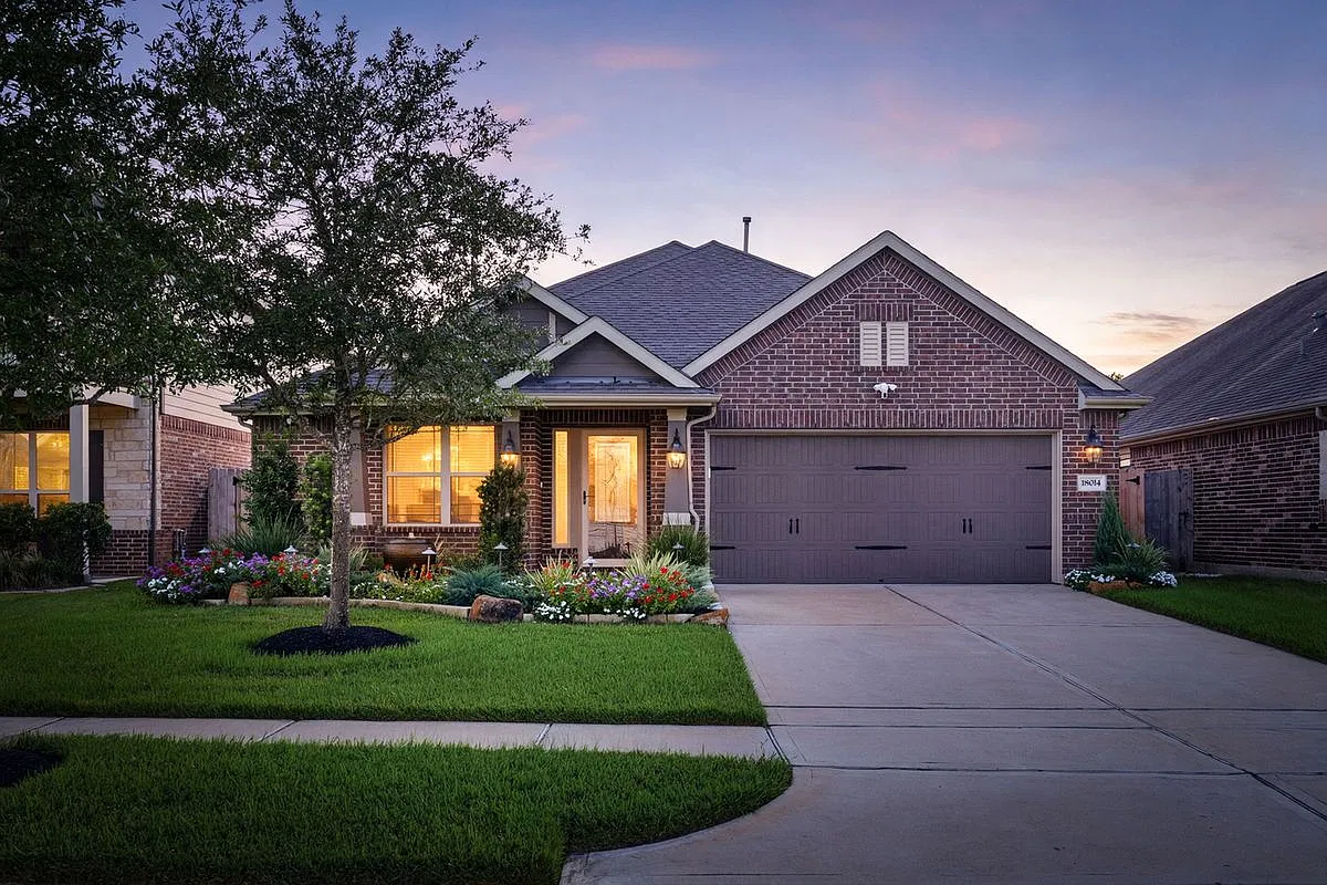 4 bed, 2.0 bath, 1981 sqft, $2,400 — Photo 1