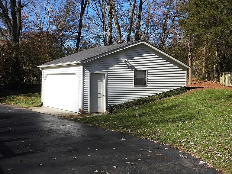 384 Barrywood Dr — Photo 7