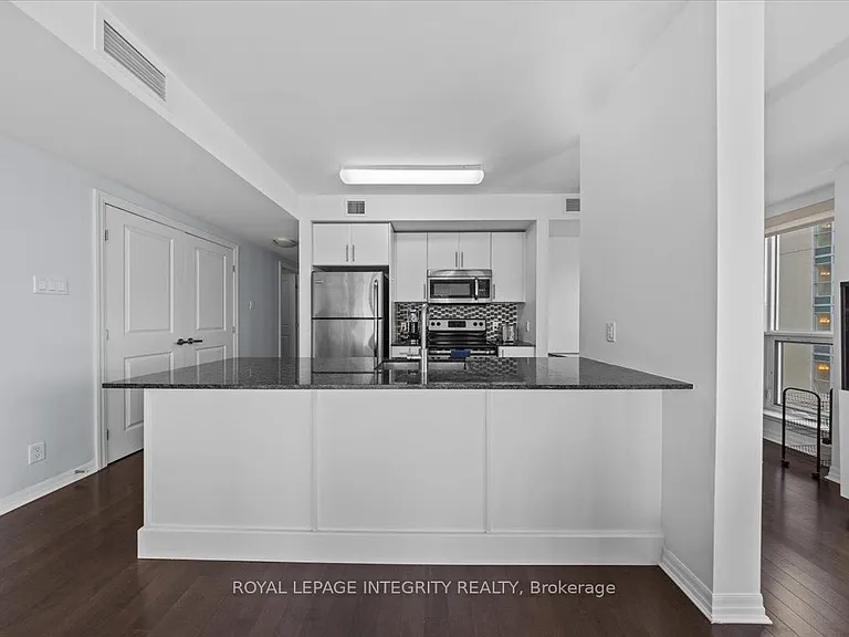 242 Rideau St #909 — Photo 14