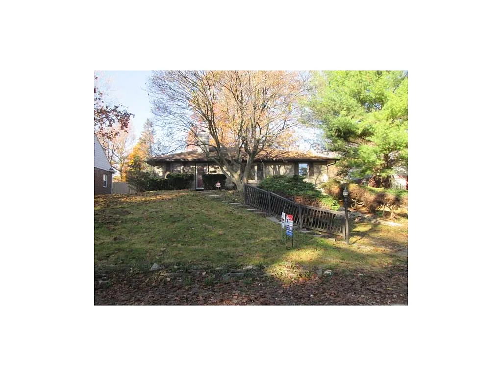 2844 Medford Ave photo 1