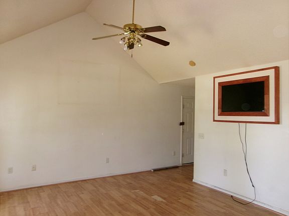 3rd image of 113 Pecan Dr