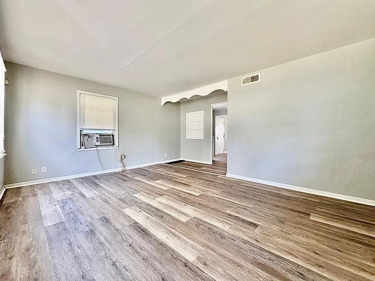 1513 Wilbur St — Photo 2