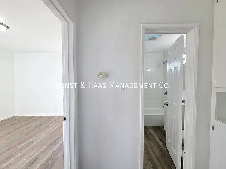 1027 E 7th St #1 — Photo 9