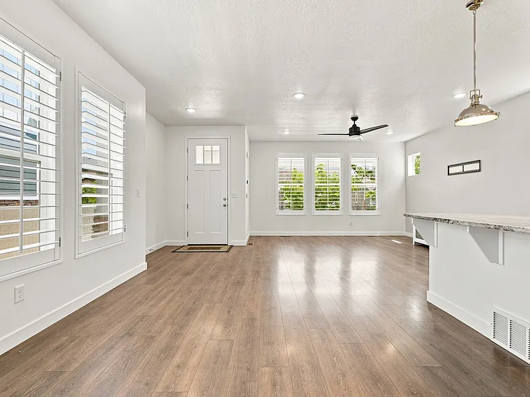 11472 S Andover Rd — Photo 2
