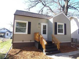 915 Center Point Rd NE, Cedar Rapids, IA 52402