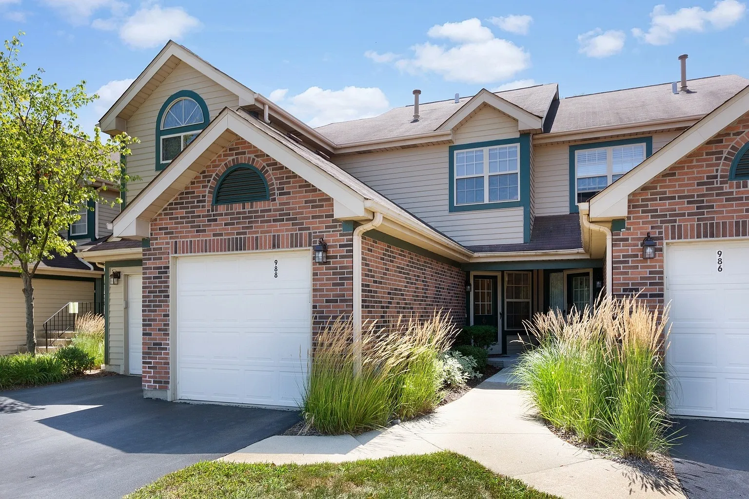 988 Ridgefield Ln photo 1