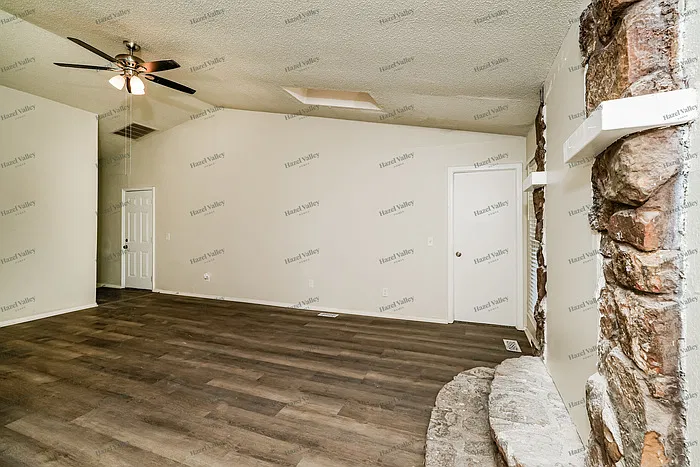 3 bed, 2.0 bath, 1228 sqft, $1,490 — Photo 4