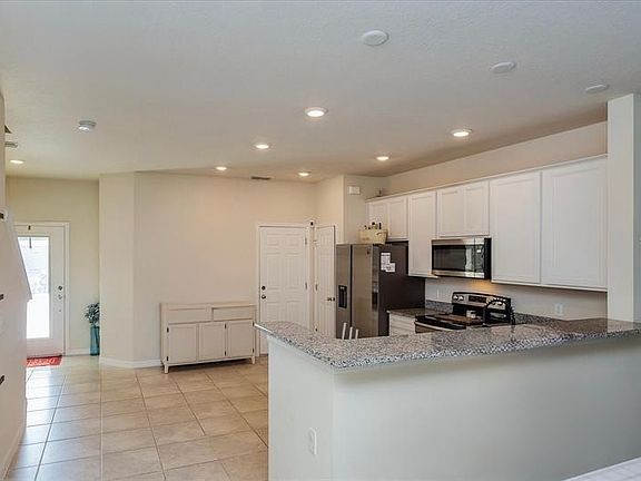 3rd image of 3677 Plainview Dr