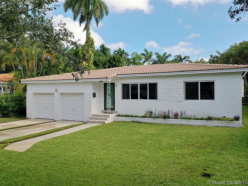FRONTAGE AND SHOWCASING SPACIOUS 2 CAR GARAGE FOR STORAGE