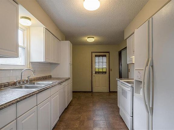 5th image of 2837 Sweet Briar Dr