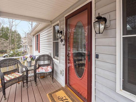 4th image of 33 Colonial Rd