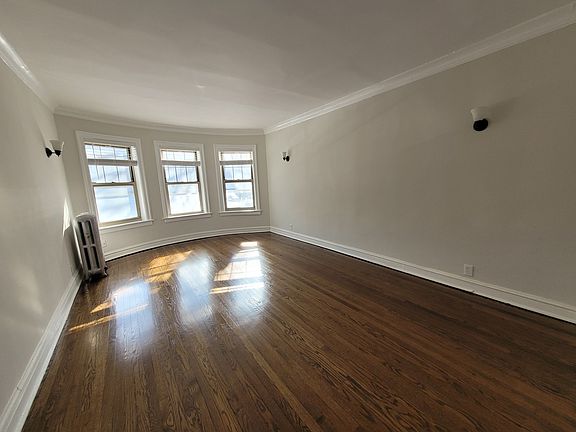 3rd image of 1444 W Chase Ave #1