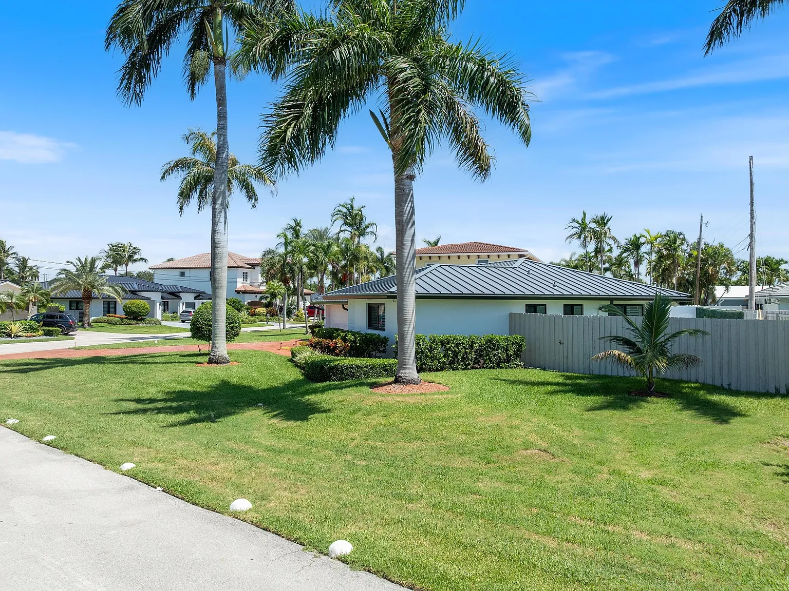 3 bed, 2.0 bath, 1838 sqft, $6,300 — Photo 4
