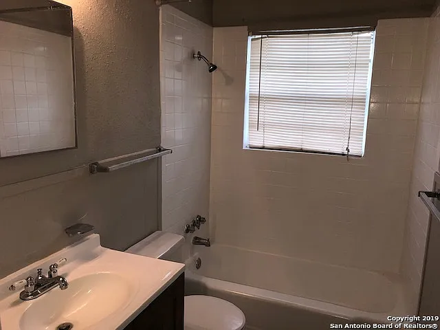 3 bed, 1.0 bath, 1270 sqft, $1,450 — Photo 3