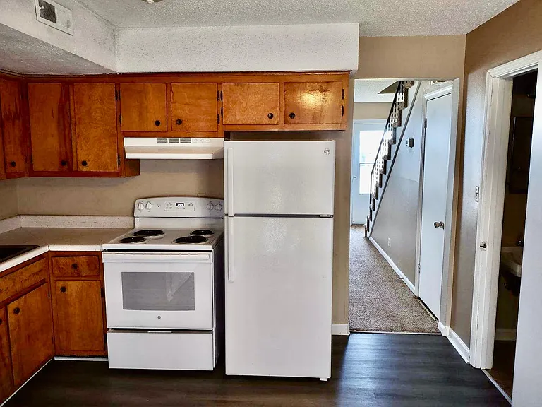 1070 Pembroke Oak Grove Rd #26 — Photo 3