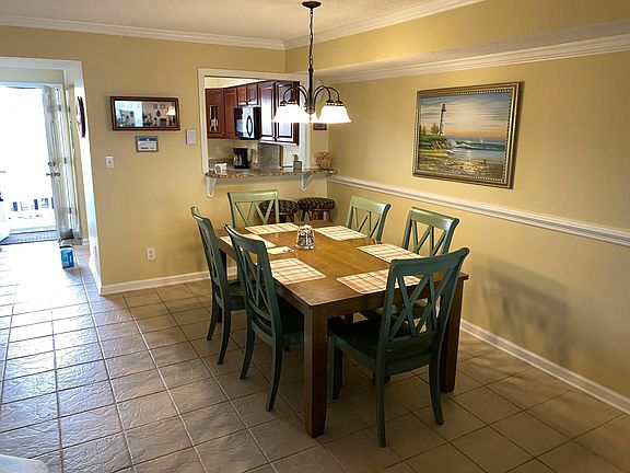 Dining room with breakfast bar