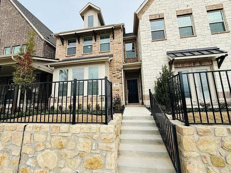 7925 Bayside Dr — Photo 2