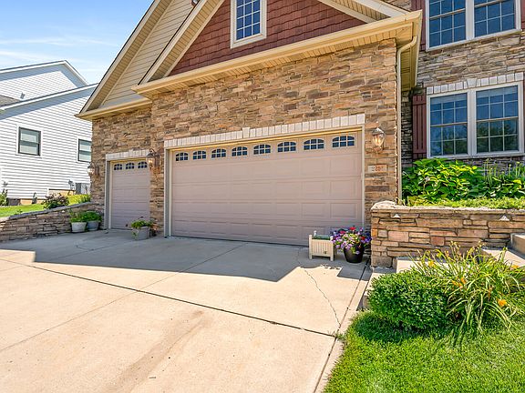 4th image of 2251 Walker Dr
